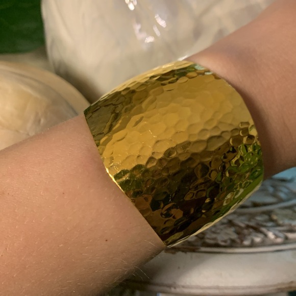 Vintage Avon Hammered Gold Cuff Bracelet - Picture 7 of 8